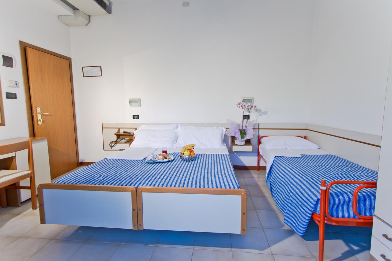 רימיני Hotel Montecarlo מראה חיצוני תמונה