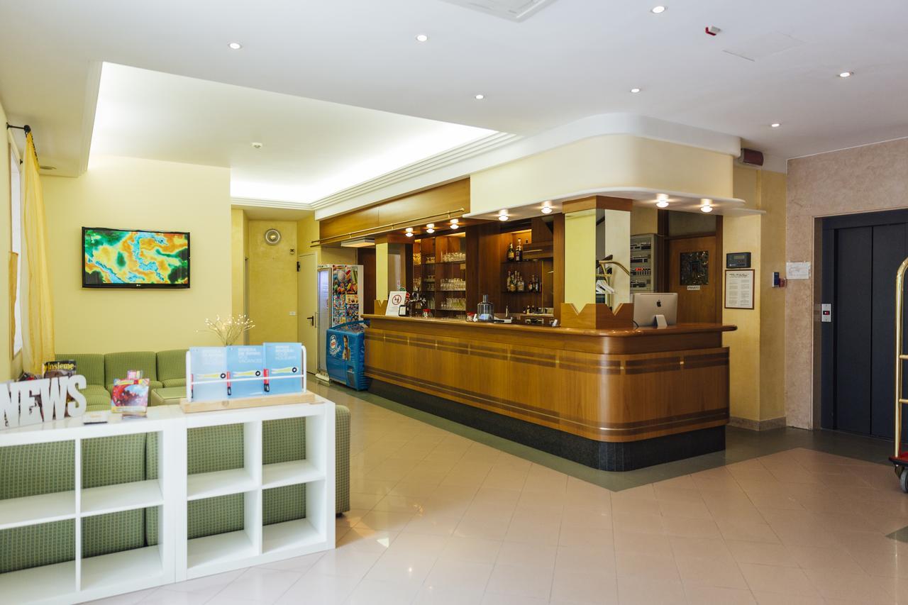 רימיני Hotel Montecarlo מראה חיצוני תמונה