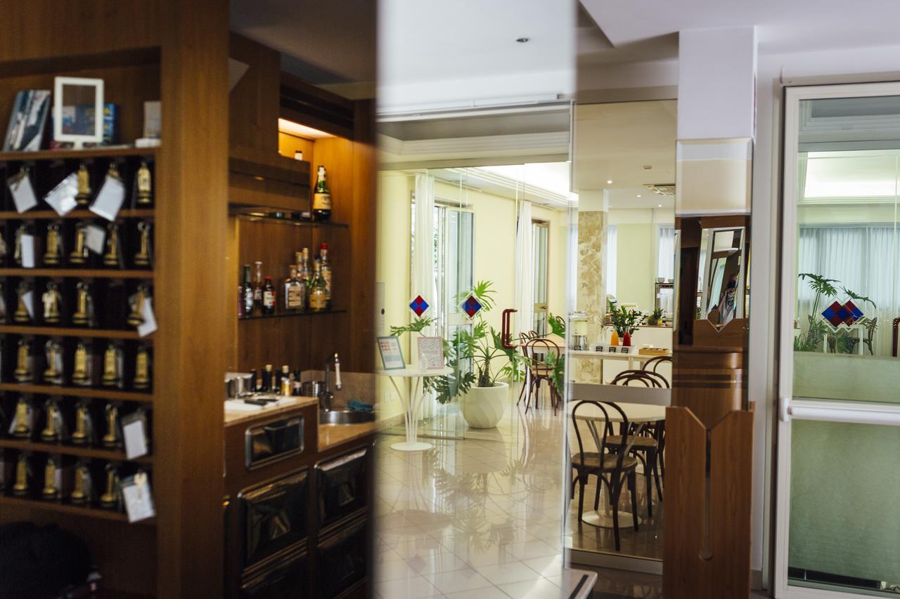 רימיני Hotel Montecarlo מראה חיצוני תמונה
